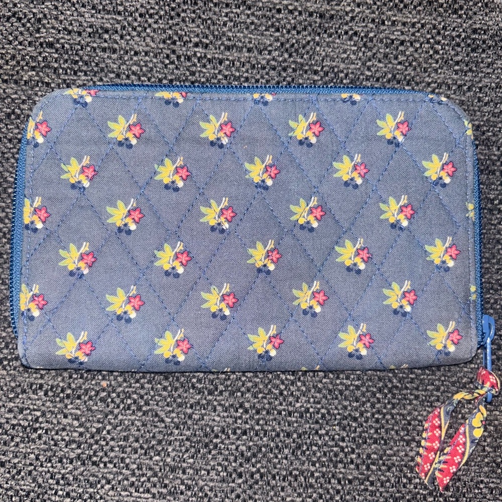 Vera Bradley Wallet Blue w/vibrant rose pattern
Excellent pre-loved condition